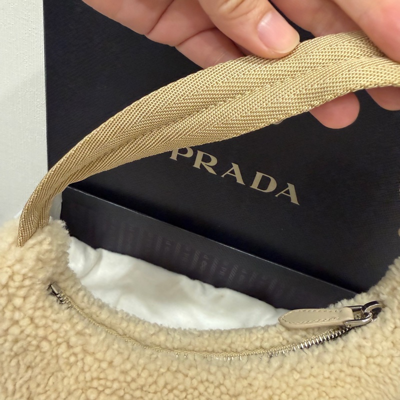 Prada 超可愛! 羊羔毛 Hobo包 腋下包 杏-31