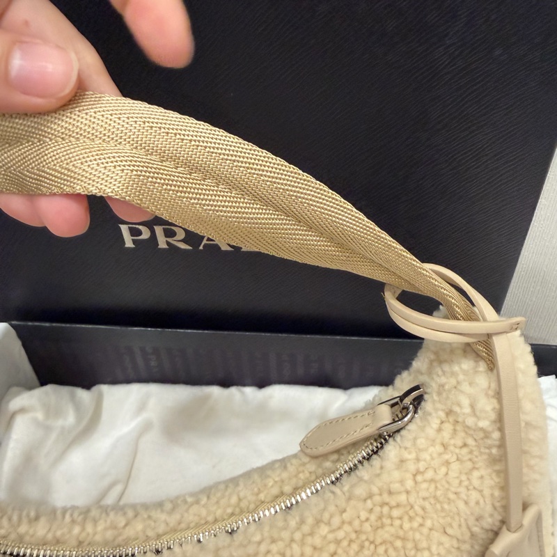 Prada 超可愛! 羊羔毛 Hobo包 腋下包 杏-32