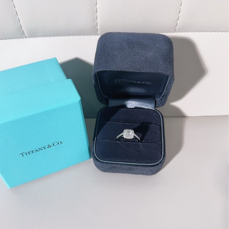 Tiffany蒂芙尼 Pt950圍鑲鑽方鑽鑽石戒指，51碼，主鑽0.64克拉，G色，VVS2淨度，圍鑲鑽非常豪華-0