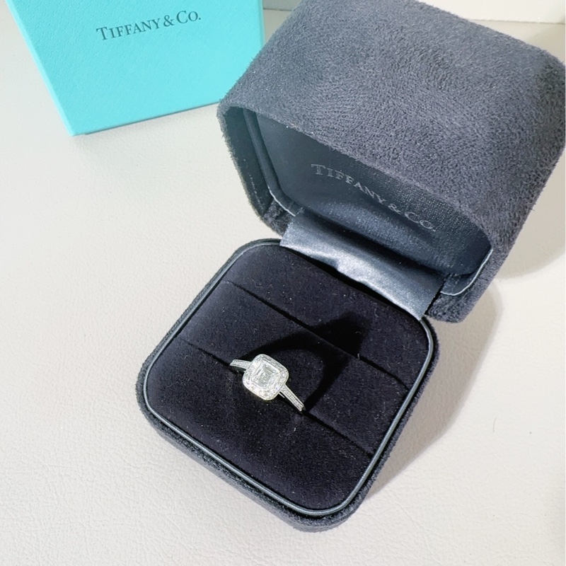 Tiffany蒂芙尼 Pt950圍鑲鑽方鑽鑽石戒指，51碼，主鑽0.64克拉，G色，VVS2淨度，圍鑲鑽非常豪華-2