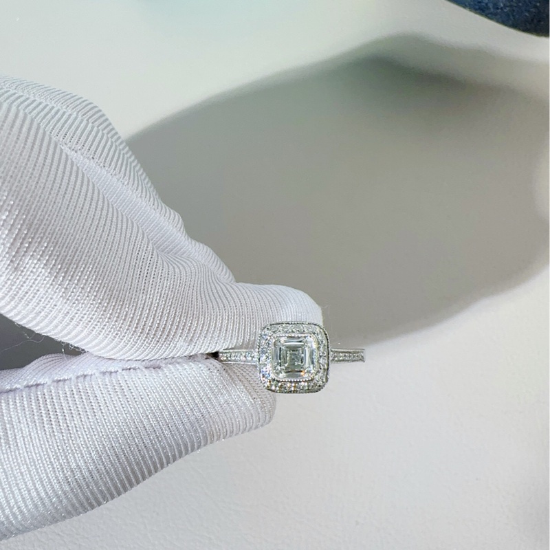 Tiffany蒂芙尼 Pt950圍鑲鑽方鑽鑽石戒指，51碼，主鑽0.64克拉，G色，VVS2淨度，圍鑲鑽非常豪華-3