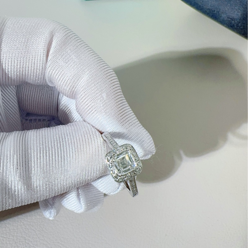 Tiffany蒂芙尼 Pt950圍鑲鑽方鑽鑽石戒指，51碼，主鑽0.64克拉，G色，VVS2淨度，圍鑲鑽非常豪華-6