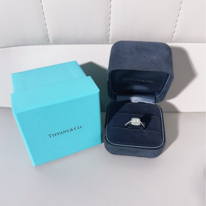 Tiffany蒂芙尼 Pt950圍鑲鑽方鑽鑽石戒指，51碼，主鑽0.64克拉，G色，VVS2淨度，圍鑲鑽非常豪華-7