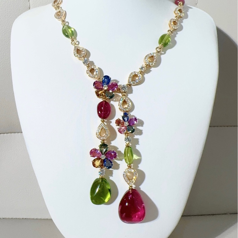 Bvlgari 寶格麗 Sapphire Flower系列 高珠彩寶項鍊，滿鑽花瓣，優雅熱情又貴氣，寶格麗彩寶 自用收藏都是首選。2017 年購入-2