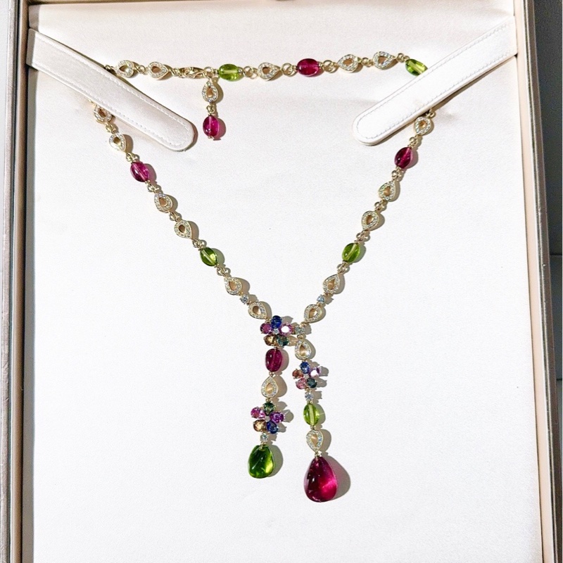 Bvlgari 寶格麗 Sapphire Flower系列 高珠彩寶項鍊，滿鑽花瓣，優雅熱情又貴氣，寶格麗彩寶 自用收藏都是首選。2017 年購入-3