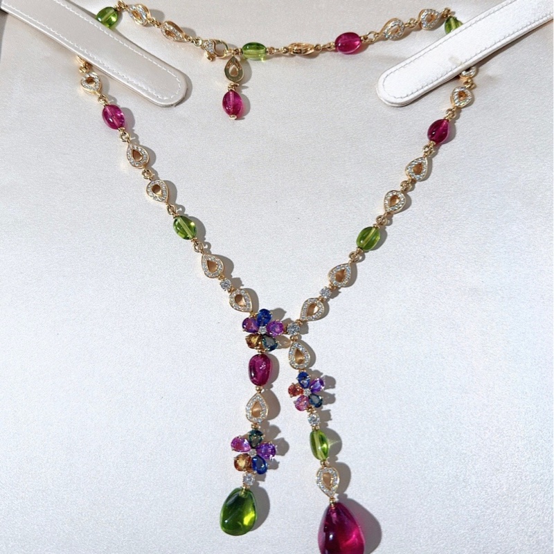 Bvlgari 寶格麗 Sapphire Flower系列 高珠彩寶項鍊，滿鑽花瓣，優雅熱情又貴氣，寶格麗彩寶 自用收藏都是首選。2017 年購入-5