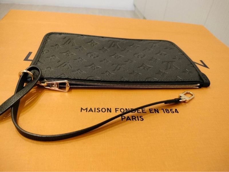 二手LV/路易威登女士CARRYALL MM黑色粒面壓紋牛皮金色拉鏈開合單肩包-5