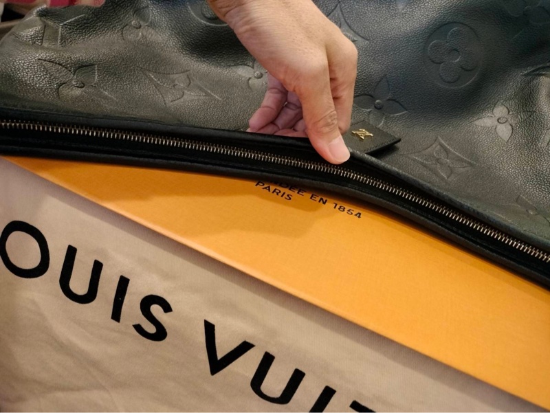 二手LV/路易威登女士CARRYALL MM黑色粒面壓紋牛皮金色拉鏈開合單肩包-25