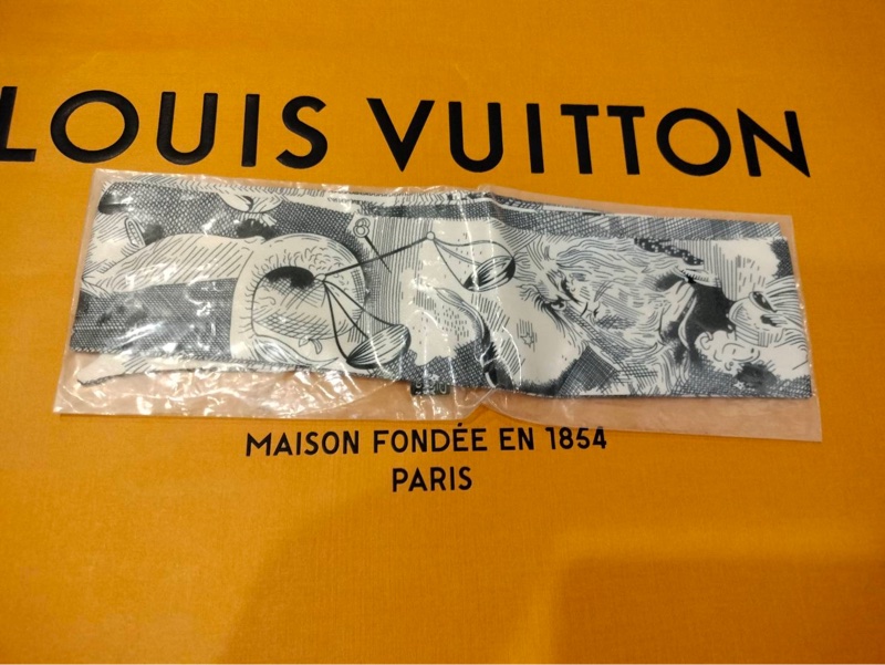 二手LV/路易威登女士CARRYALL MM黑色粒面壓紋牛皮金色拉鏈開合單肩包-32