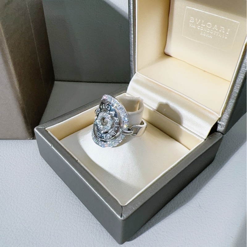 Bvlgari寶格麗 鑲鑽白金盾牌戒指，56號，非常有設計感的一款戒指，配件∶盒子 保卡，2013年購入，老款沒編碼-3