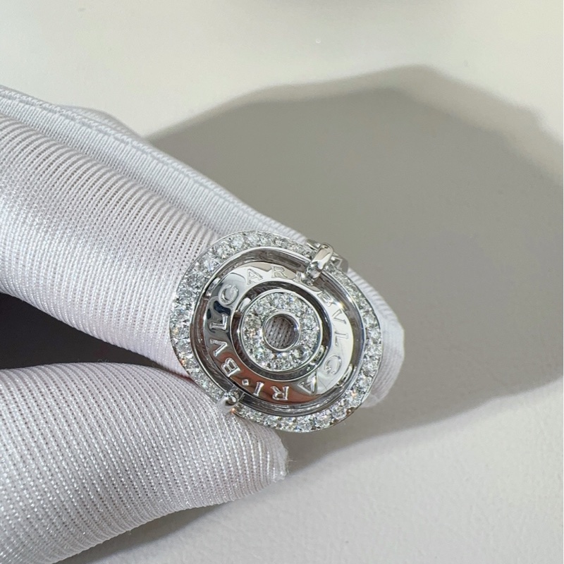 Bvlgari寶格麗 鑲鑽白金盾牌戒指，56號，非常有設計感的一款戒指，配件∶盒子 保卡，2013年購入，老款沒編碼-5