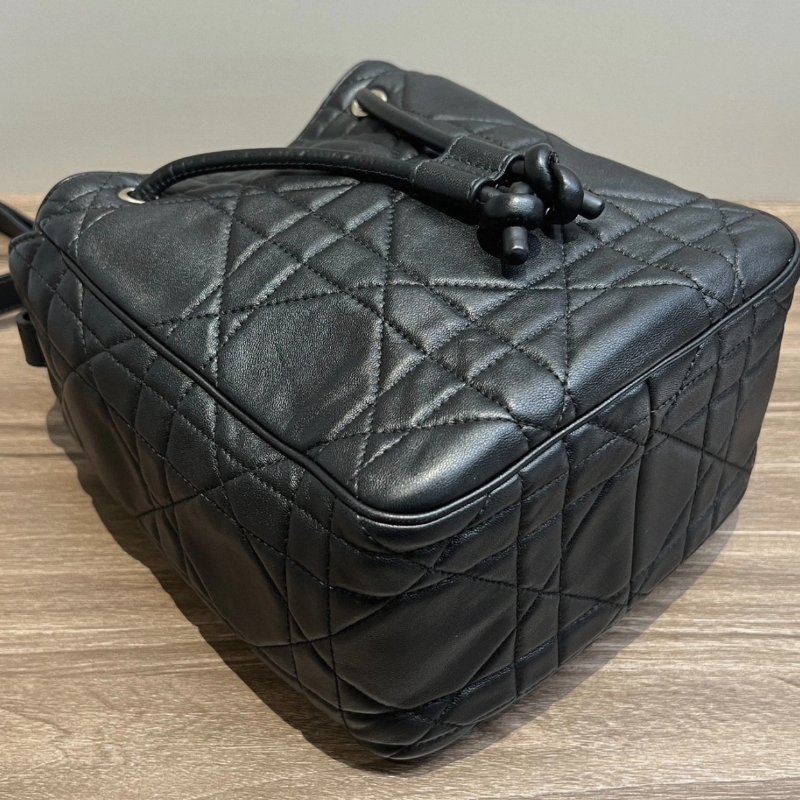 DIOR D-Motion黑金小號藤格紋羊皮抽繩肩背斜背水桶包18*20*11 98新配件盒子塵袋購證-1