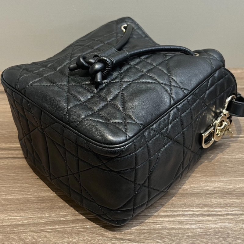 DIOR D-Motion黑金小號藤格紋羊皮抽繩肩背斜背水桶包18*20*11 98新配件盒子塵袋購證-2