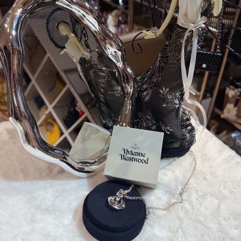 Vivienne Westwood 3D necklace-2