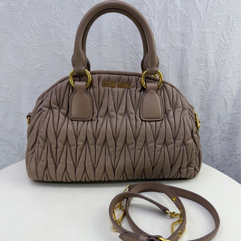 Miu Miu標誌性的matelasse羊皮製成。-0