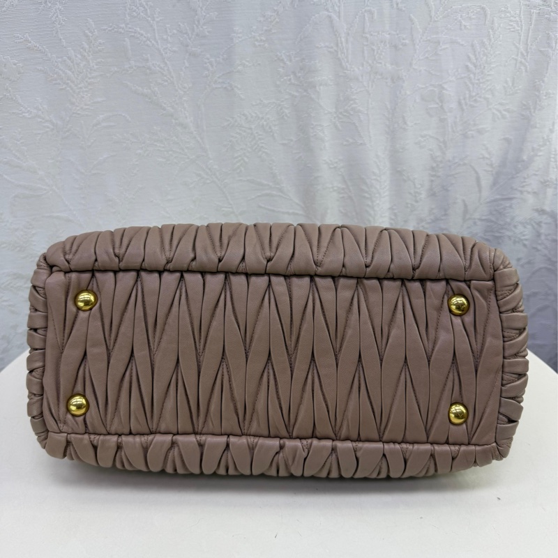 Miu Miu標誌性的matelasse羊皮製成。-1