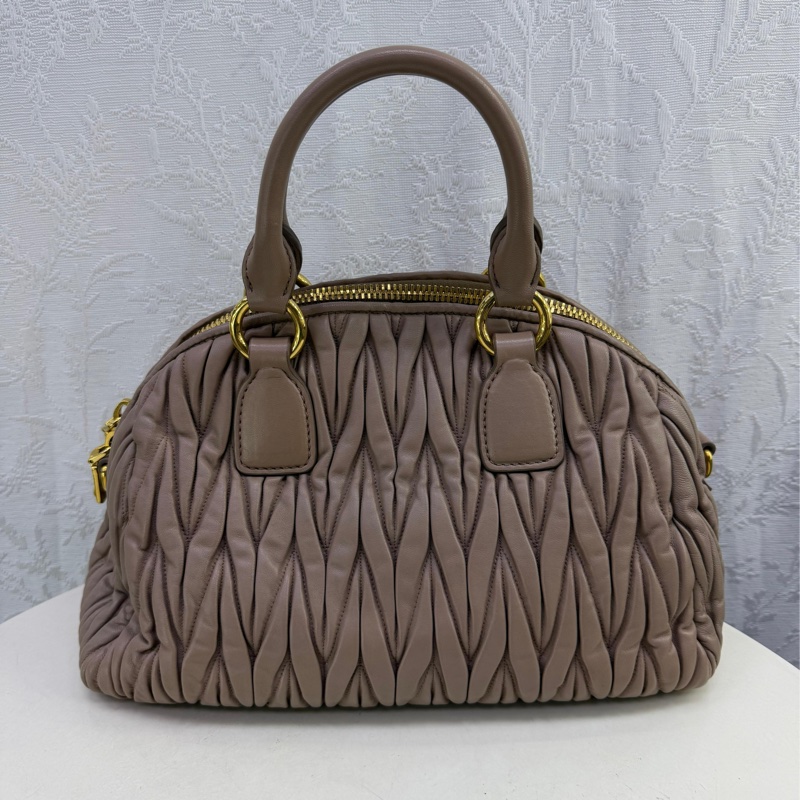 Miu Miu標誌性的matelasse羊皮製成。-3