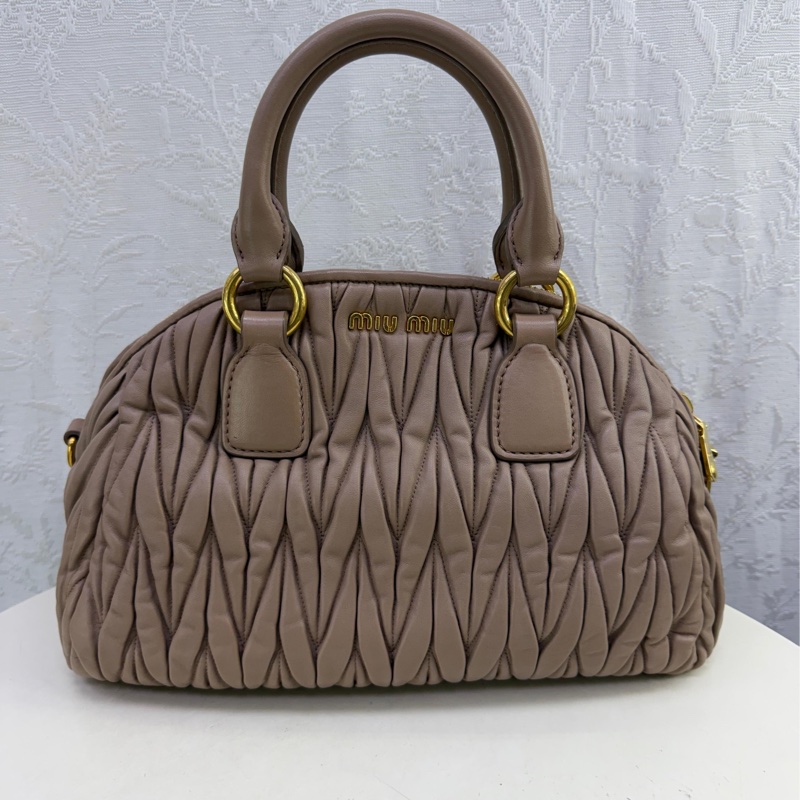 Miu Miu標誌性的matelasse羊皮製成。-4