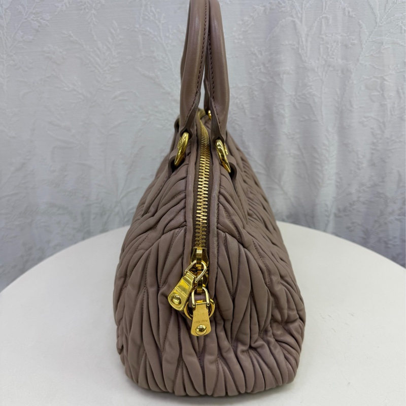 Miu Miu標誌性的matelasse羊皮製成。-5