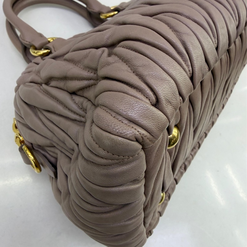 Miu Miu標誌性的matelasse羊皮製成。-6