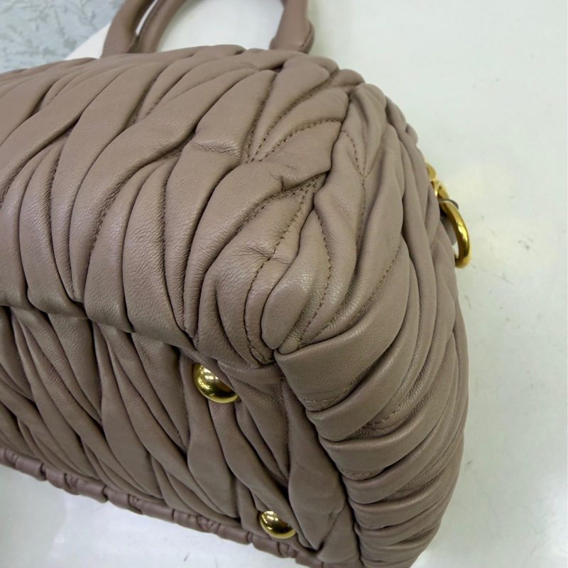 Miu Miu標誌性的matelasse羊皮製成。-7