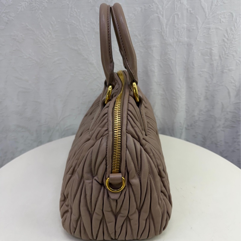 Miu Miu標誌性的matelasse羊皮製成。-8