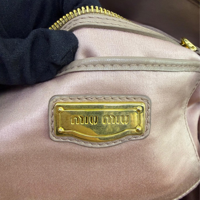 Miu Miu標誌性的matelasse羊皮製成。-9