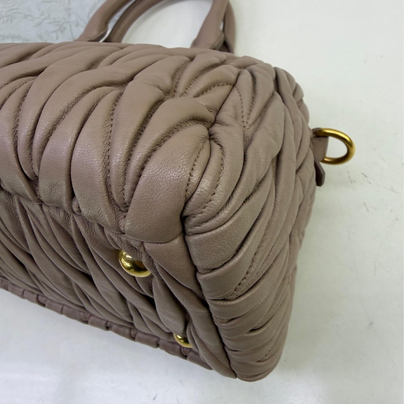 Miu Miu標誌性的matelasse羊皮製成。-10