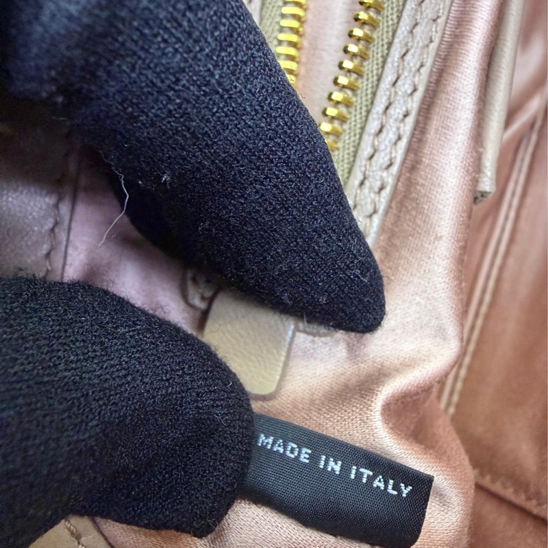 Miu Miu標誌性的matelasse羊皮製成。-12