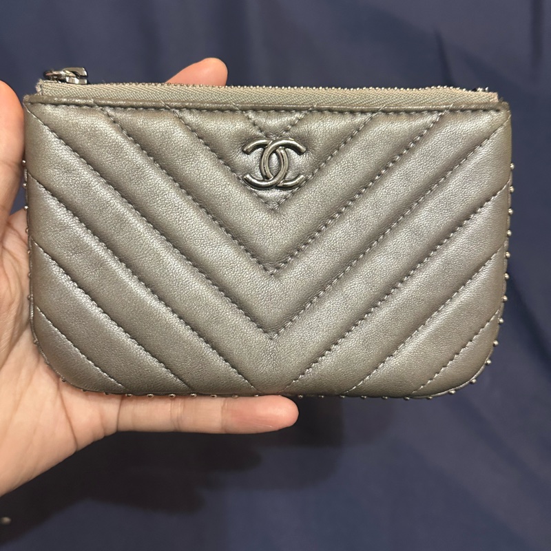 Chanel香奈兒卯釘山形紋羊皮一字零錢包-0