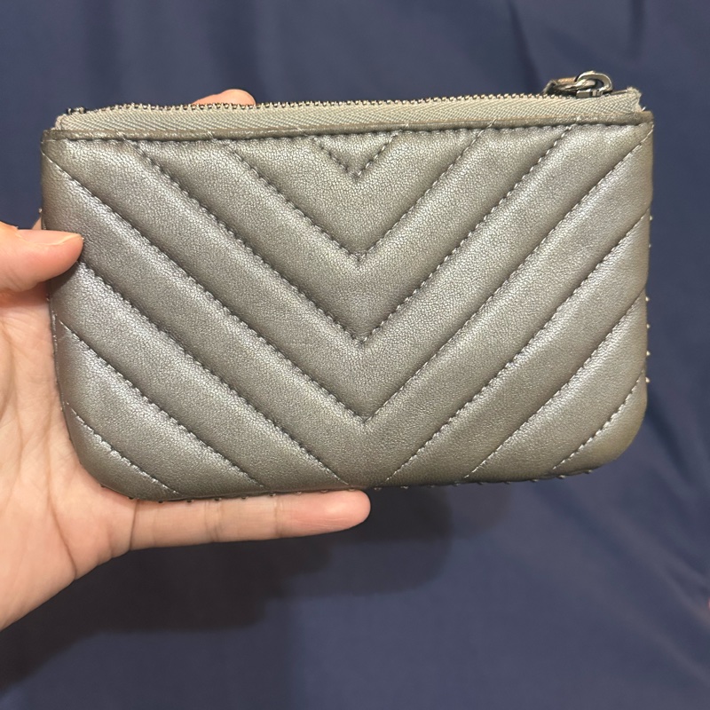 Chanel香奈兒卯釘山形紋羊皮一字零錢包-1