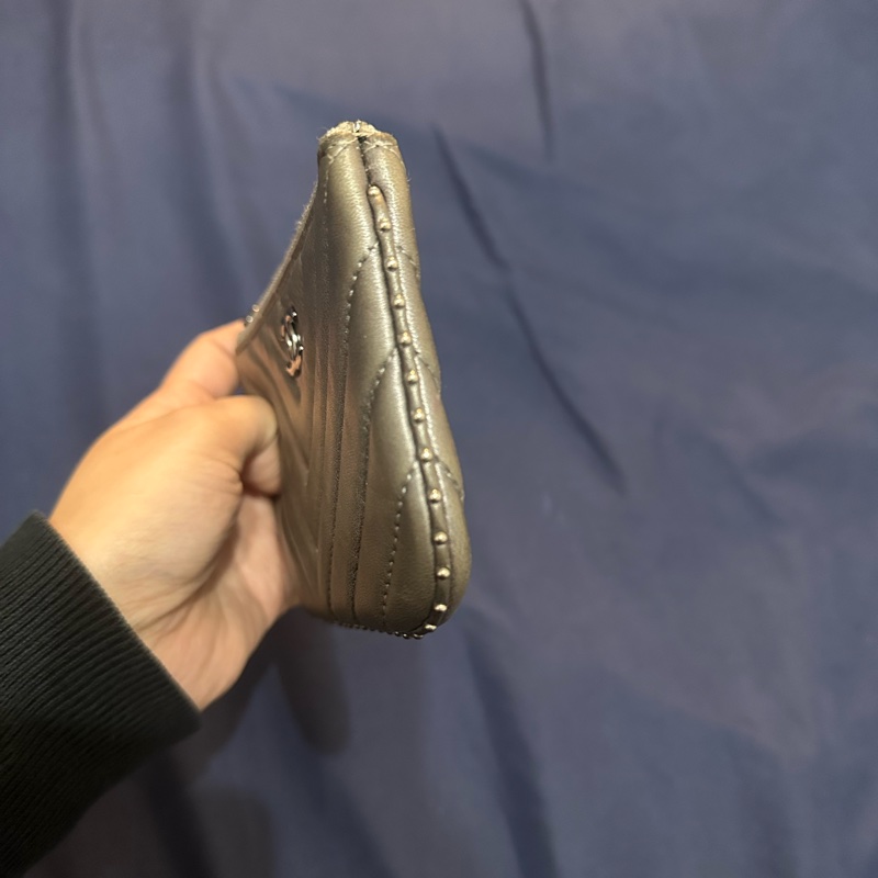 Chanel香奈兒卯釘山形紋羊皮一字零錢包-4