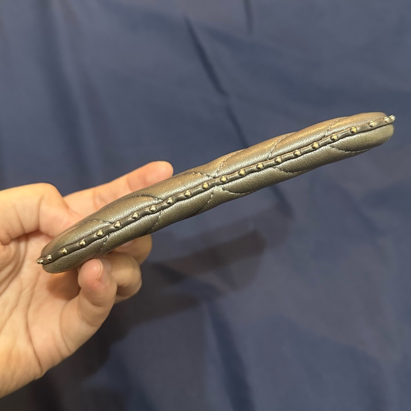 Chanel香奈兒卯釘山形紋羊皮一字零錢包-8