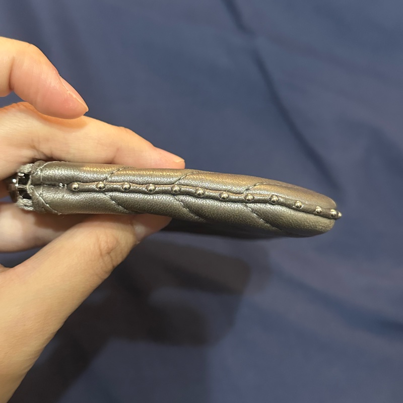 Chanel香奈兒卯釘山形紋羊皮一字零錢包-9