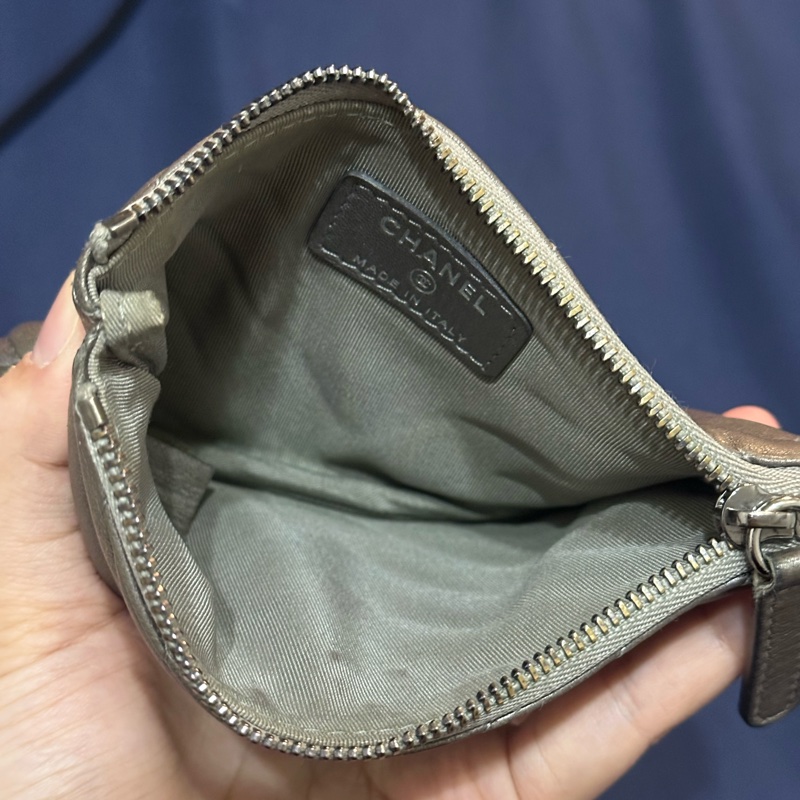 Chanel香奈兒卯釘山形紋羊皮一字零錢包-10