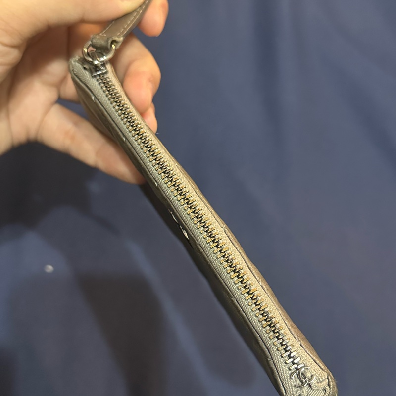 Chanel香奈兒卯釘山形紋羊皮一字零錢包-12