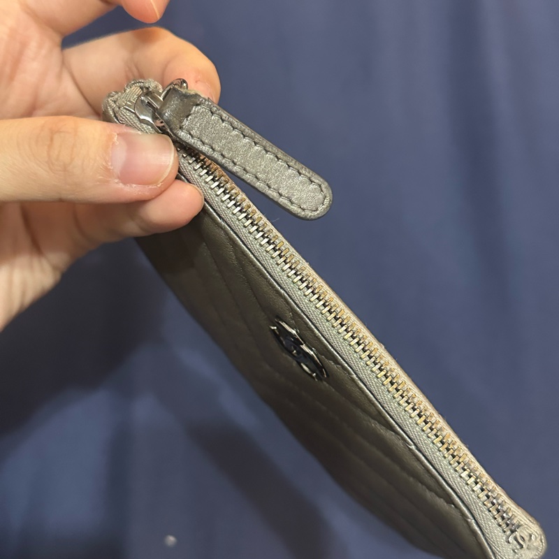 Chanel香奈兒卯釘山形紋羊皮一字零錢包-14