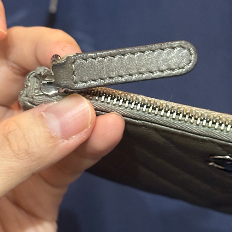 Chanel香奈兒卯釘山形紋羊皮一字零錢包-15