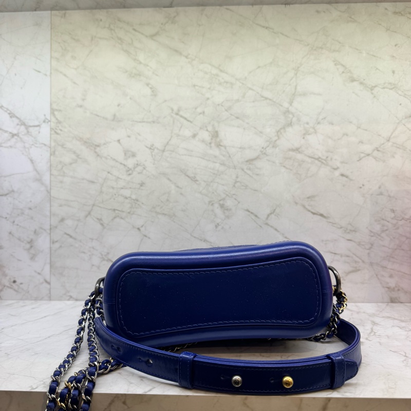 CHANEL藍色金釦流浪包 小款/28-4