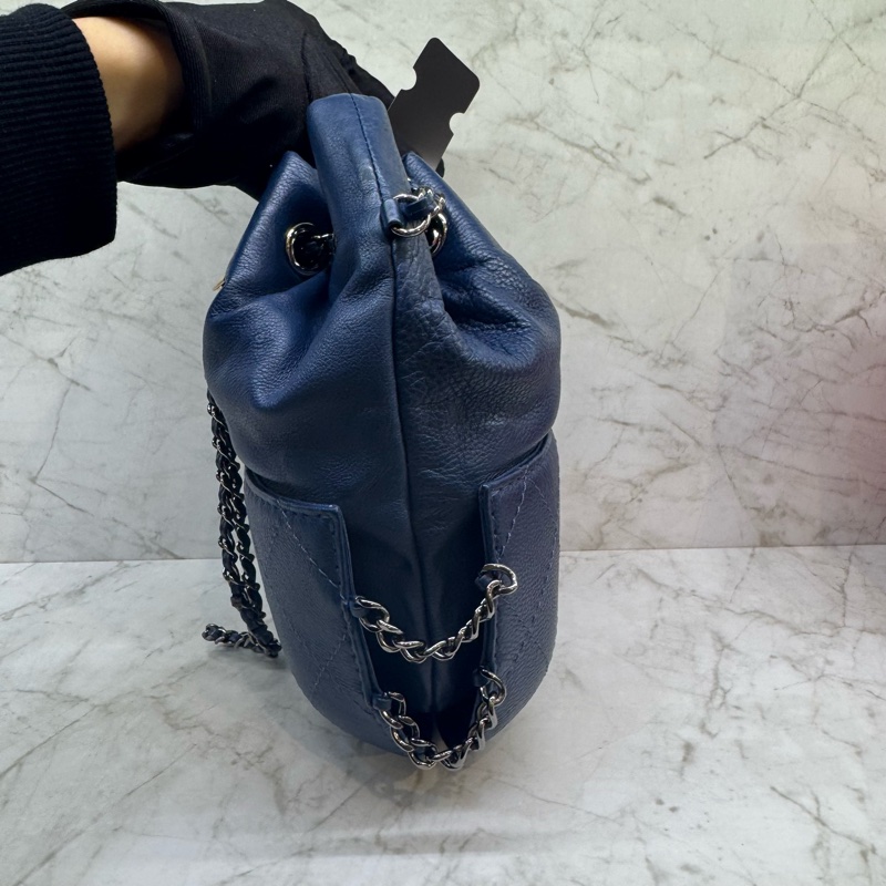 CHANEL藍色抽繩水桶包23-3