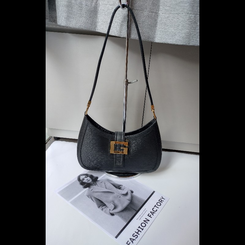 Gucci 細帶黑皮G釦肩側包-0