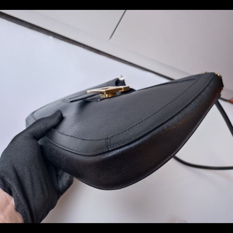 Gucci 細帶黑皮G釦肩側包-7