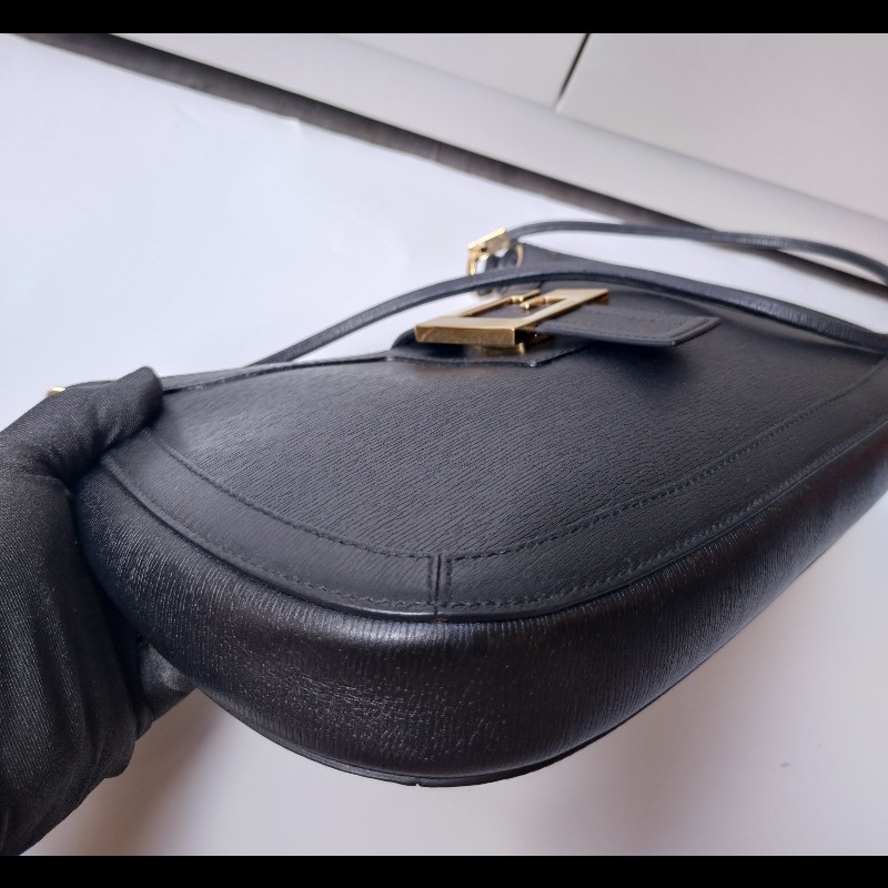 Gucci 細帶黑皮G釦肩側包-8