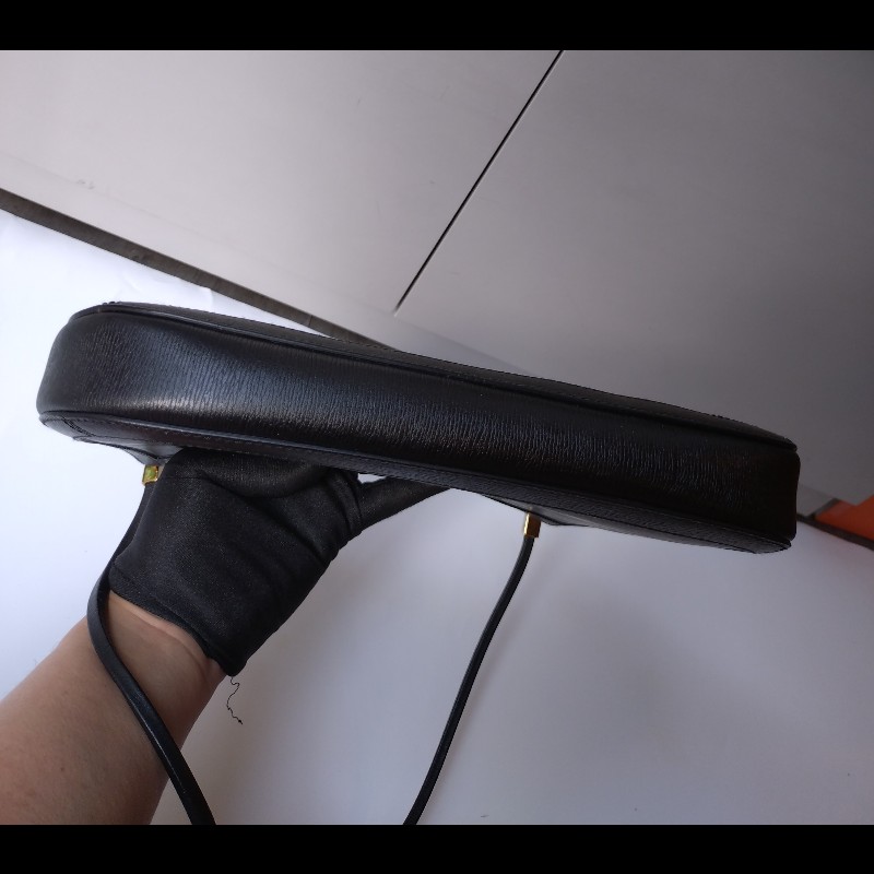 Gucci 細帶黑皮G釦肩側包-9