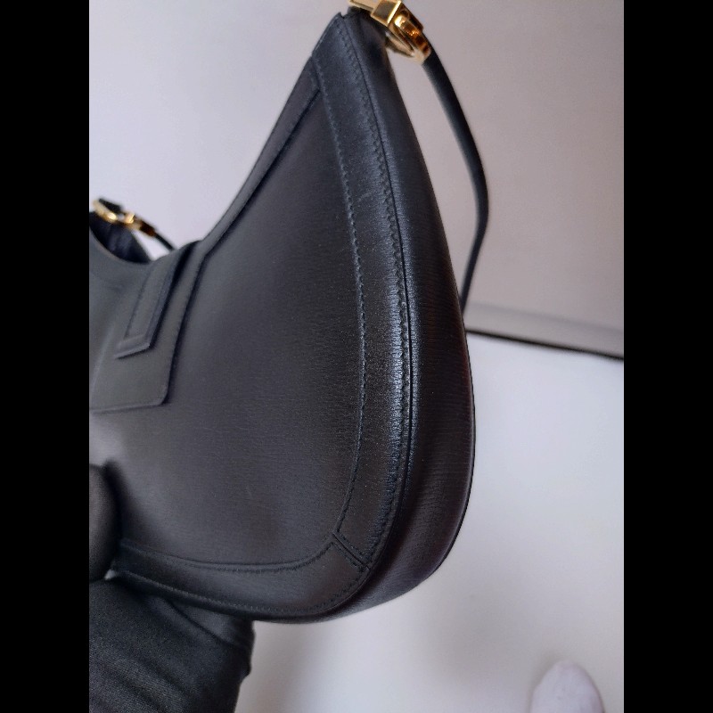 Gucci 細帶黑皮G釦肩側包-10