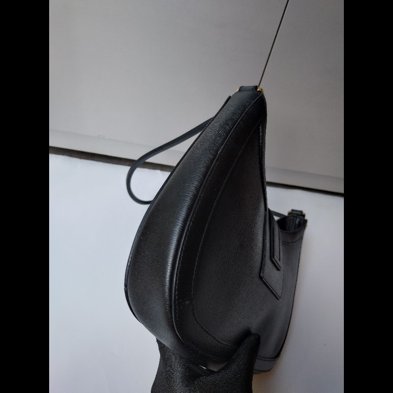 Gucci 細帶黑皮G釦肩側包-11