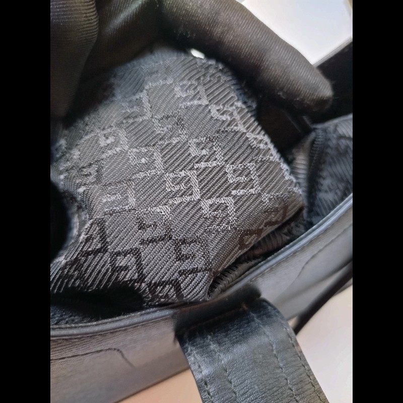 Gucci 細帶黑皮G釦肩側包-15