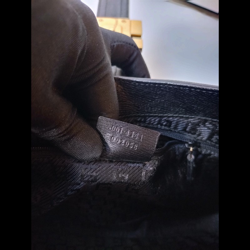 Gucci 細帶黑皮G釦肩側包-17