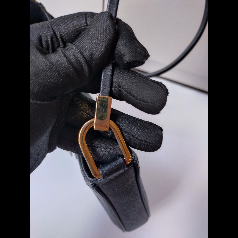 Gucci 細帶黑皮G釦肩側包-18