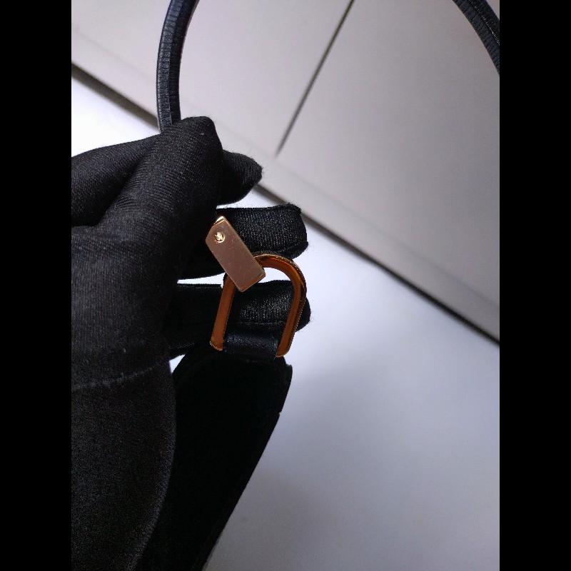 Gucci 細帶黑皮G釦肩側包-19